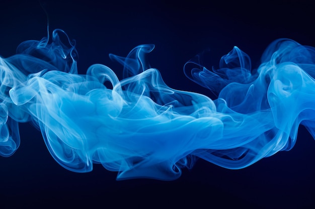 Foto gratuita foto de una columna de humo azul sobre un fondo negro