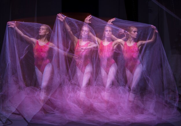 Foto como arte: una danza sensual y emocional de la bella bailarina a través del velo