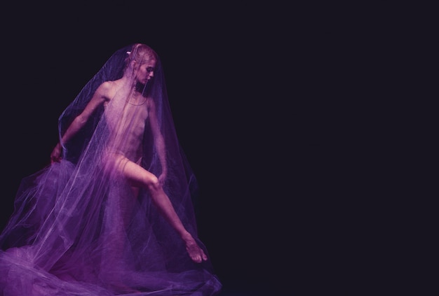 Foto gratuita foto como arte: una danza sensual y emocional de la bella bailarina a través del velo