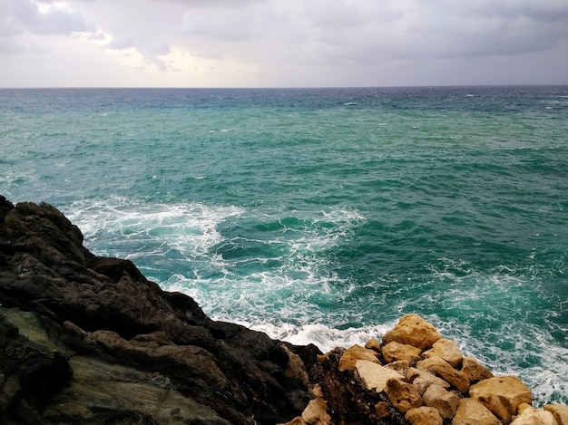 Foto de la costa rocosa en Fuerteventura, España durante el tiempo nublado