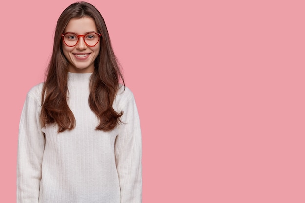 Foto de dama sonriente de aspecto agradable demuestra dientes perfectos blancos, participa en evento interesante