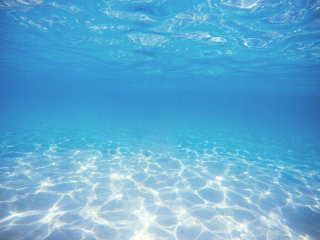 Foto debajo del agua de una piscina