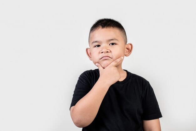 Foto divertida del estudio del muchacho del retrato