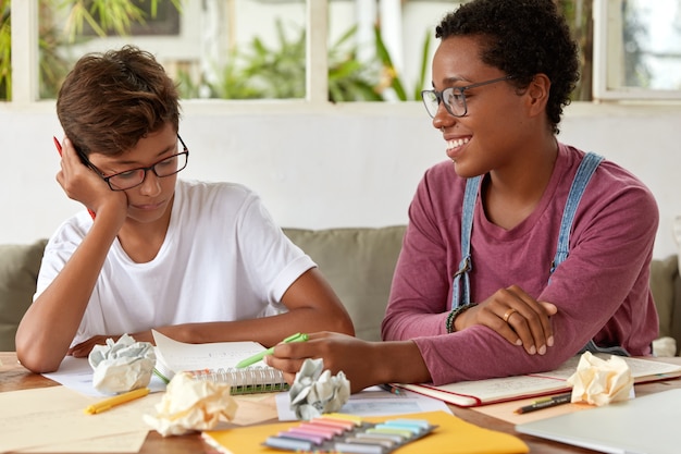 Foto de dos mujeres mestizas colaboran juntas