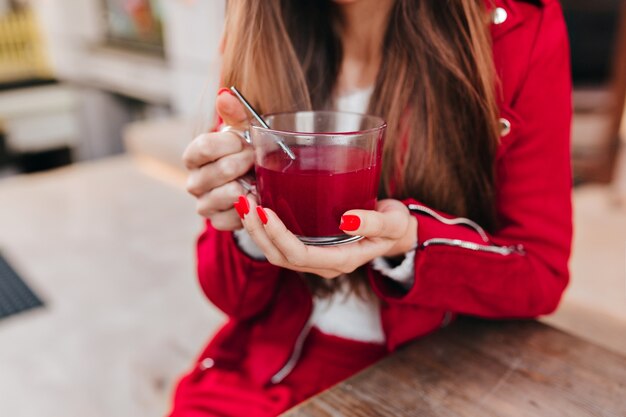 Foto de elegante mujer blanca con taza de té en primer plano