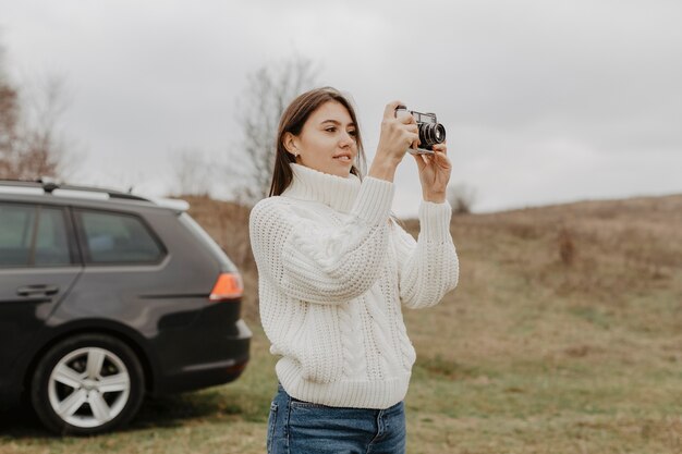 Foto encantadora de la mujer que toma al aire libre