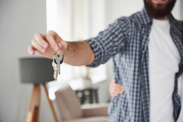 Foto enfocada. Pareja feliz juntos en su nueva casa. Concepción de mudanza