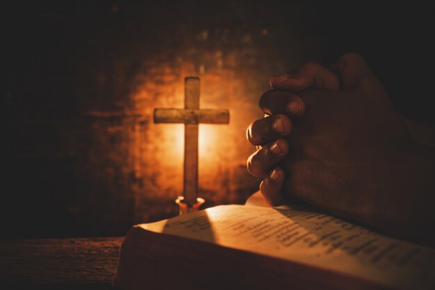 Foto de época de la mano con la Biblia orando.