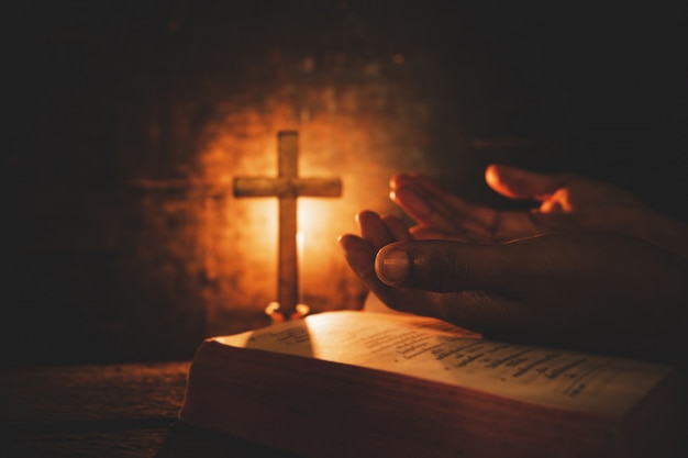 Foto de época de la mano con la Biblia orando.