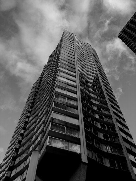 Foto en escala de grises del edificio