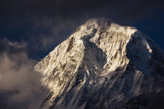 Foto escénica de las montañas de Annapurna en las nubes en el Himalaya, Nepal