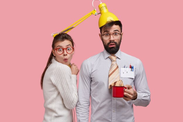 Foto de estudiantes divertidos colaborar juntos, divertirse durante la pausa para el café