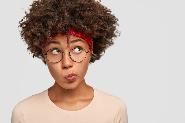 Foto de estudio de chica dudosa monederos labios