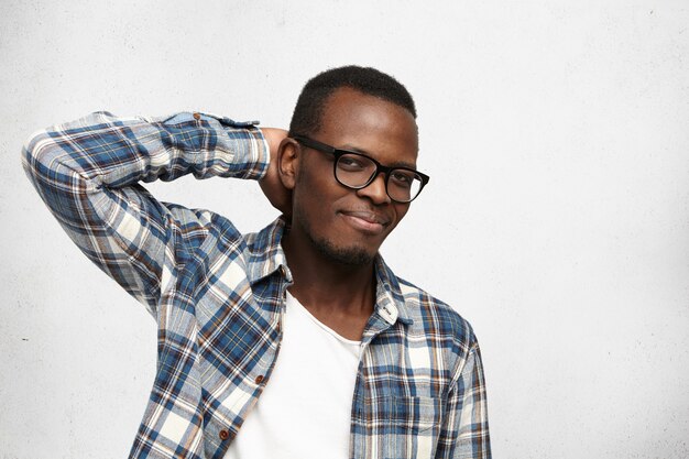 Foto de estudio de hipster afroamericano guapo con gafas de moda