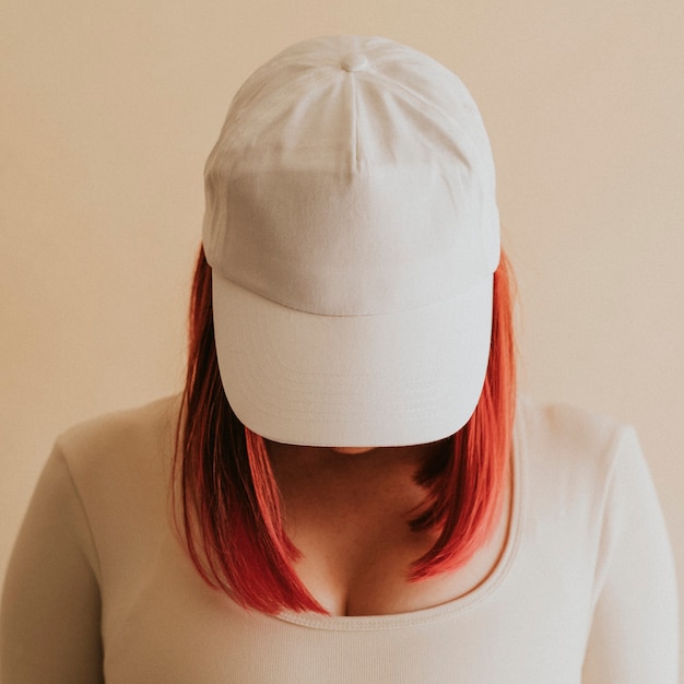 Foto de estudio de maqueta de gorra blanca de mujer