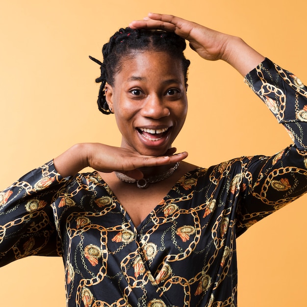 Foto gratuita foto de estudio de mujer afroamericana entusiasta