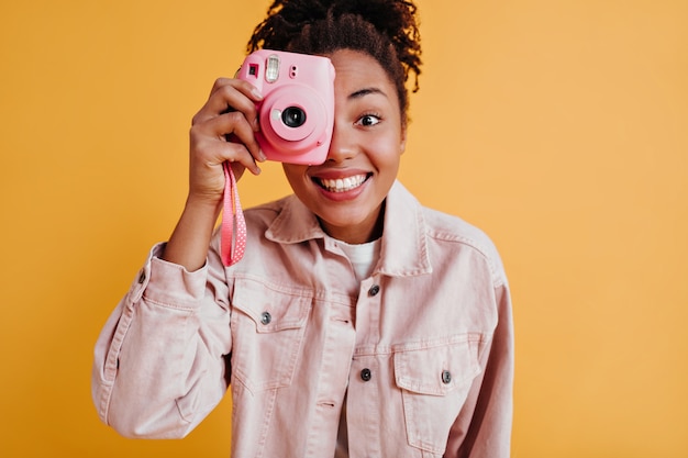 Foto de estudio de mujer emocionada tomando fotos