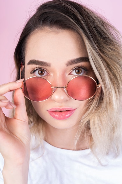 Foto de estudio de mujer con gafas