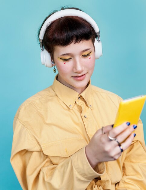 Foto gratuita foto de estudio mujer mirando el teléfono