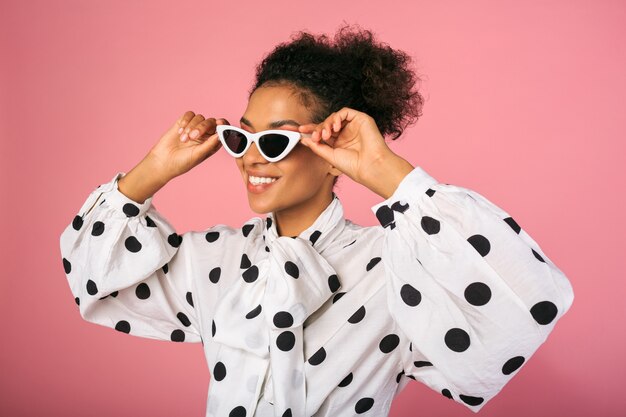 Foto de estudio de mujer negra africana en elegante vestido y gafas de sol blancas