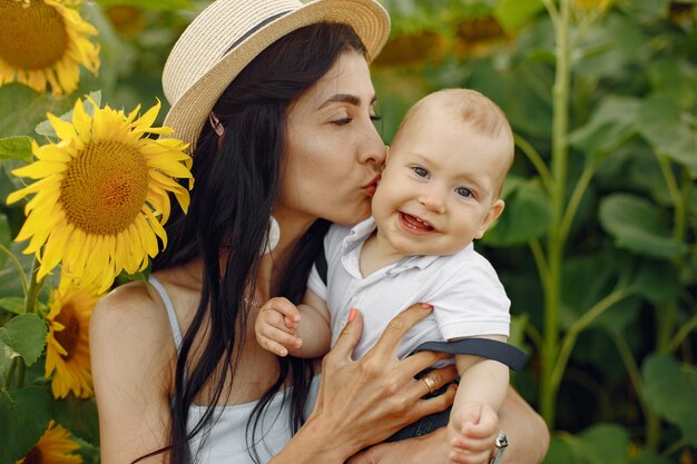 Foto de familia feliz. Madre e hija. Familia junta en campo de girasol.