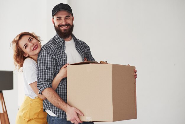 Foto de familia. Pareja feliz juntos en su nueva casa. Concepción de mudanza