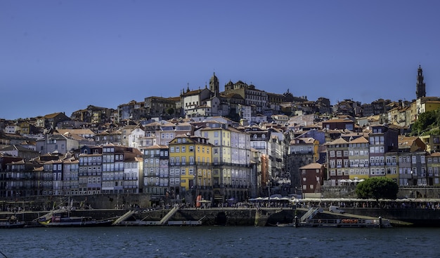 Foto gratuita foto fascinante de un casco antiguo de oporto desde el otro lado del río duero