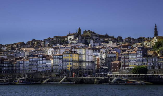 Foto fascinante de un casco antiguo de Oporto desde el otro lado del río Duero