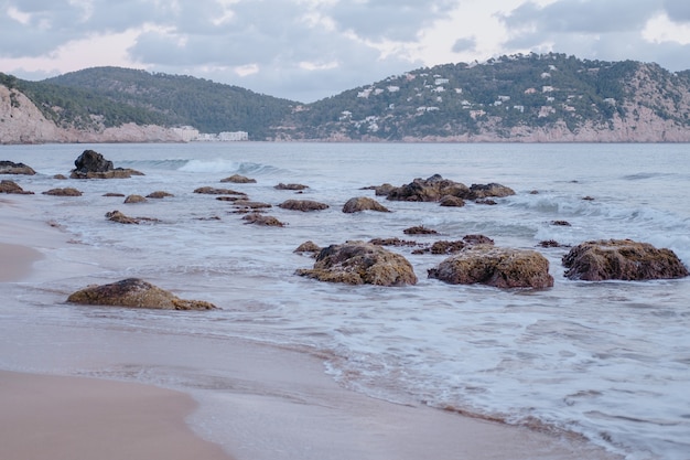 Foto gratuita foto fascinante de una costa rocosa bajo un cielo nublado