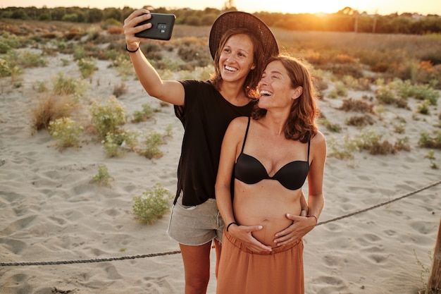 Foto fascinante de una encantadora pareja embarazada - concepto de familia lesbiana