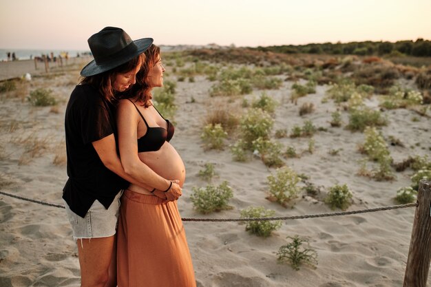Foto fascinante de una encantadora pareja embarazada - concepto de familia lesbiana