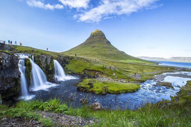 Foto fascinante de la famosa montaña Kirkjufellsfoss y el río Barnafoss en Islandia
