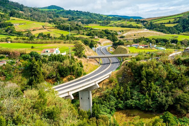 Foto fascinante de una hermosa carretera rodeada de vegetación