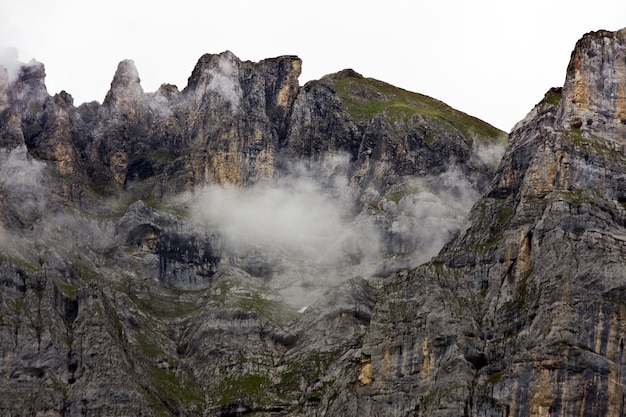 Foto fascinante de las hermosas montañas rocosas bajo un cielo nublado