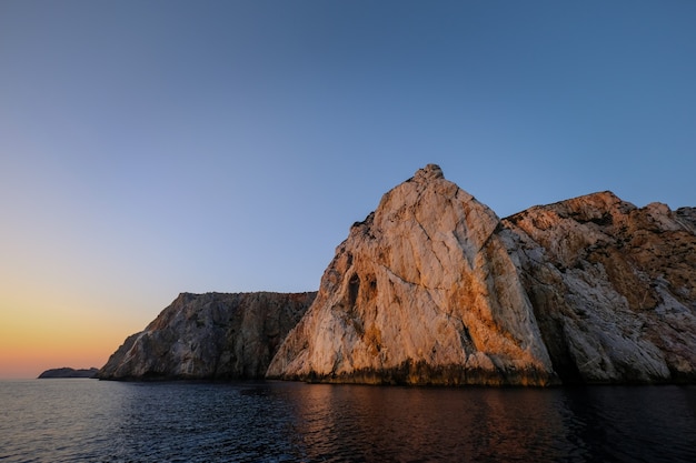 Foto fascinante de un hermoso paisaje marino y enormes rocas