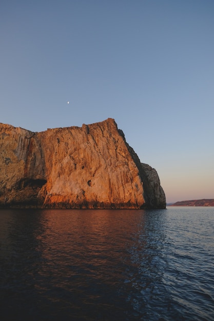 Foto fascinante de un hermoso paisaje marino y enormes rocas