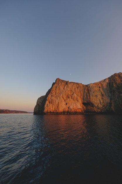 Foto fascinante de un hermoso paisaje marino y enormes rocas