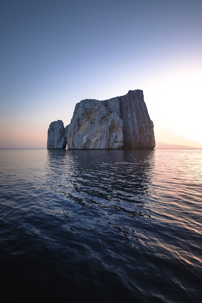 Foto fascinante de un hermoso paisaje marino y enormes rocas