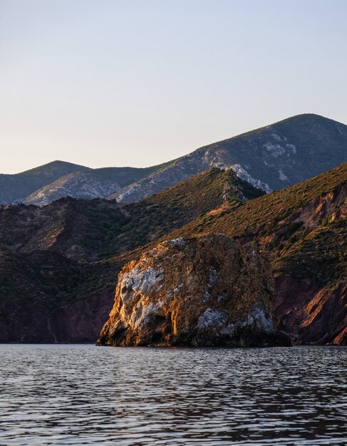 Foto fascinante de un hermoso paisaje marino y montañas rocosas