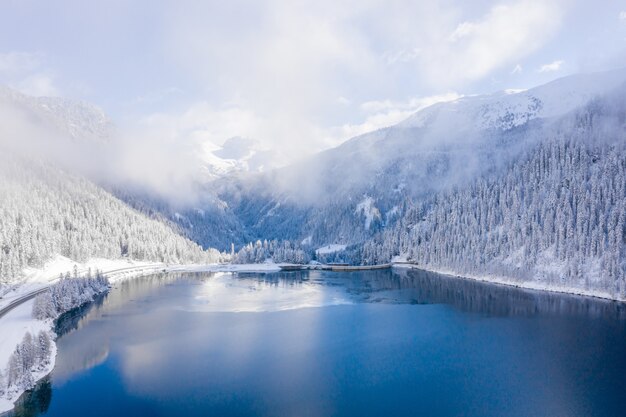 Foto fascinante de un lago y montañas cubiertas de nieve.