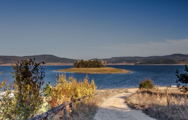 Foto fascinante de un lago tranquilo rodeado de vegetación en Bulgaria