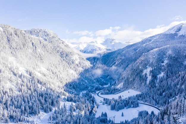 Foto fascinante de montañas cubiertas de nieve en invierno bajo un cielo azul