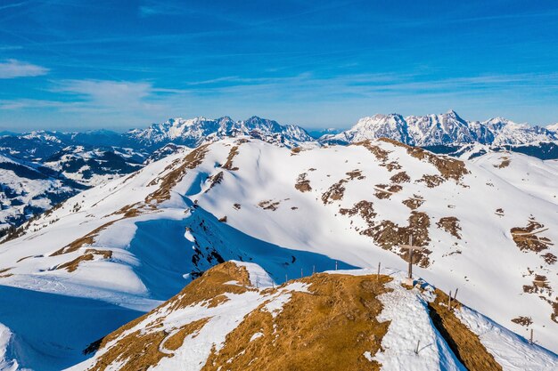 Foto fascinante de montañas cubiertas de nieve