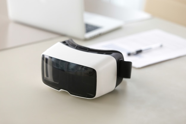 Foto de gafas de realidad virtual en mesa de oficina.