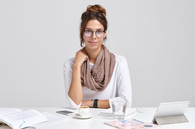 Foto de gerente administrativo con gafas redondas