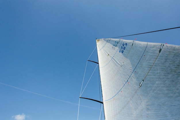 Foto gratuita foto gran angular de dos velas llenas de viento fuerte