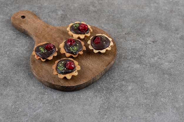 Foto de gran angular de galletas caseras frescas en la tabla de cortar de madera.