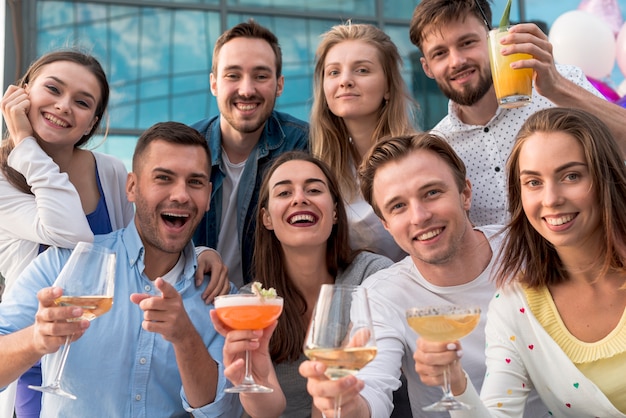 Foto grupal de amigos en una fiesta.