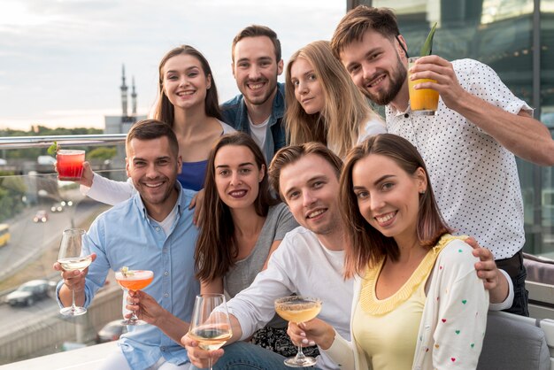 Foto grupal de amigos en una fiesta.