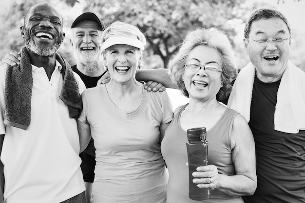 Foto de grupo de amigos mayores haciendo ejercicio juntos